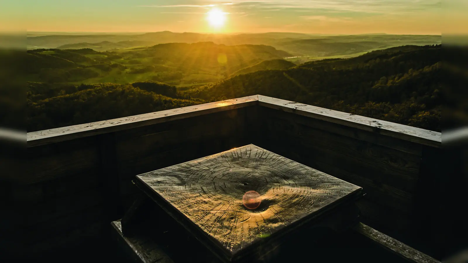 Vom Ebersnackenturm im Vogler können Wanderer herrliche Aussichten genießen. (Foto: Solling-Vogler-Region im Weserbergland e.V.)