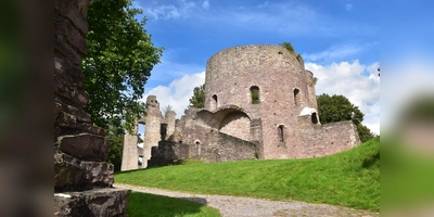 Die Ruinen der Johannes-Kapelle im Zentrum des Geländes. (Foto: Barbara Siebrecht)