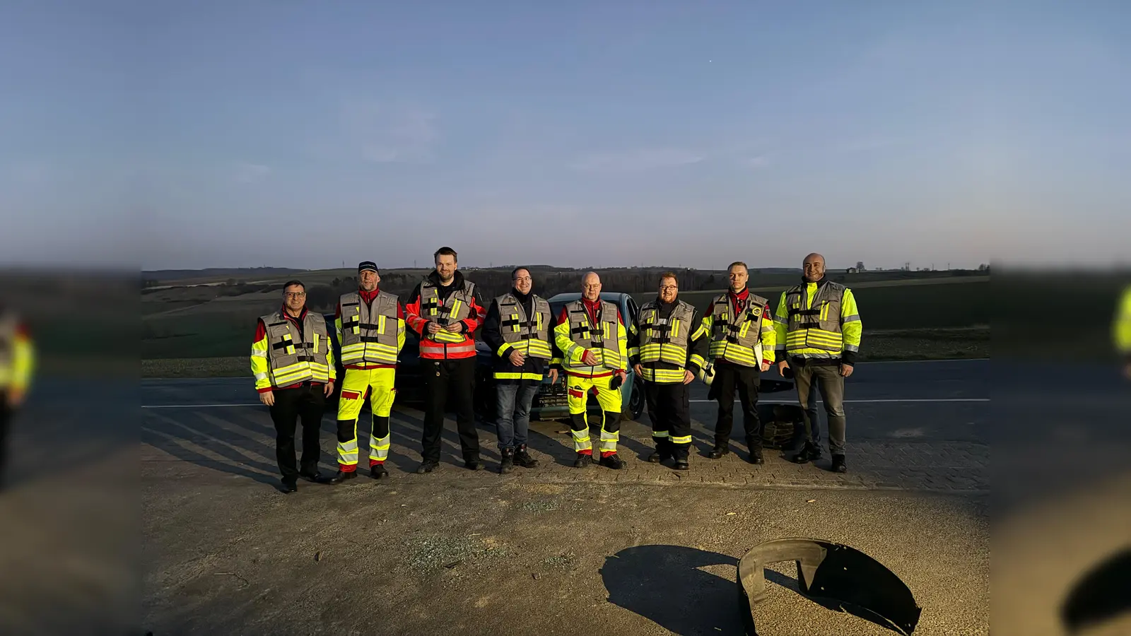 Organisatoren der Übung: (v.l.) Manuel Tavaris (Koordinator Rettungsdienst), Klaus-Peter Kleine (Sprecher Leitende Notärzte), Sören Krelaus (Koordinator der Organisatorischen Leiter Rettungsdienst), Thomas Krämer (Leiter der Abteilung Rettungsdienst des Kreises Höxter), Dr. Hendrik Hinrichs (Ärztlicher Leiter Rettungsdienst des Kreises Höxter), Stefan Nostitz (Kreisbrandmeister und Leiter der Abteilung Feuer-, Katastrophen- und Zivilschutz des Kreises Höxter), Benedikt Fligge (Rettungsdienst und stellvertretender Koordinator der Organisatorischen Leiter Rettungsdienst) und Martin Lange (Leiter des Fachbereichs Öffentliche Sicherheit und Straßenverkehr des Kreises Höxter). (Foto: Kreis Höxter)