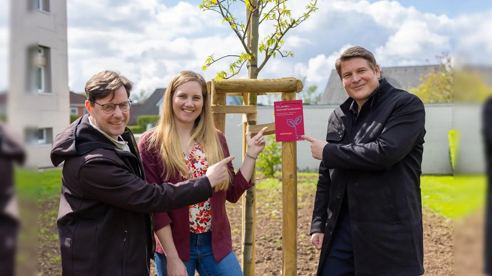 Trafen sich zur Begutachtung der Klimabäume in Borgentreich (v. l. n. r.): Klimaschutzmanager Hendrik Rottländer, Maria Kemker, Westenergie und Bürgermeister Nicolas Aisch. <br> (Foto: Matthias Rethmann/Westenergie)