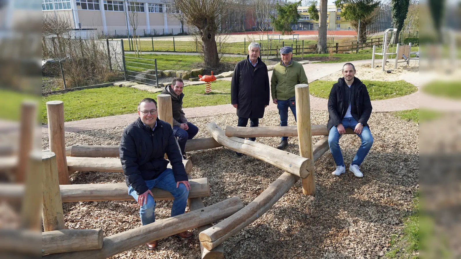 Der Spielplatz an der Südmauer wurde barrierefrei umgestaltet, (von links) Alexander Kleinschmidt (Allgemeiner Vertreter des Bürgermeisters), Lucas Luedecke (Bauamt), Bürgermeister Hermann Temme, Georg Tegetmeier und Tim Lütkemeier (Bauamt). (Foto: Stadt Brakel)