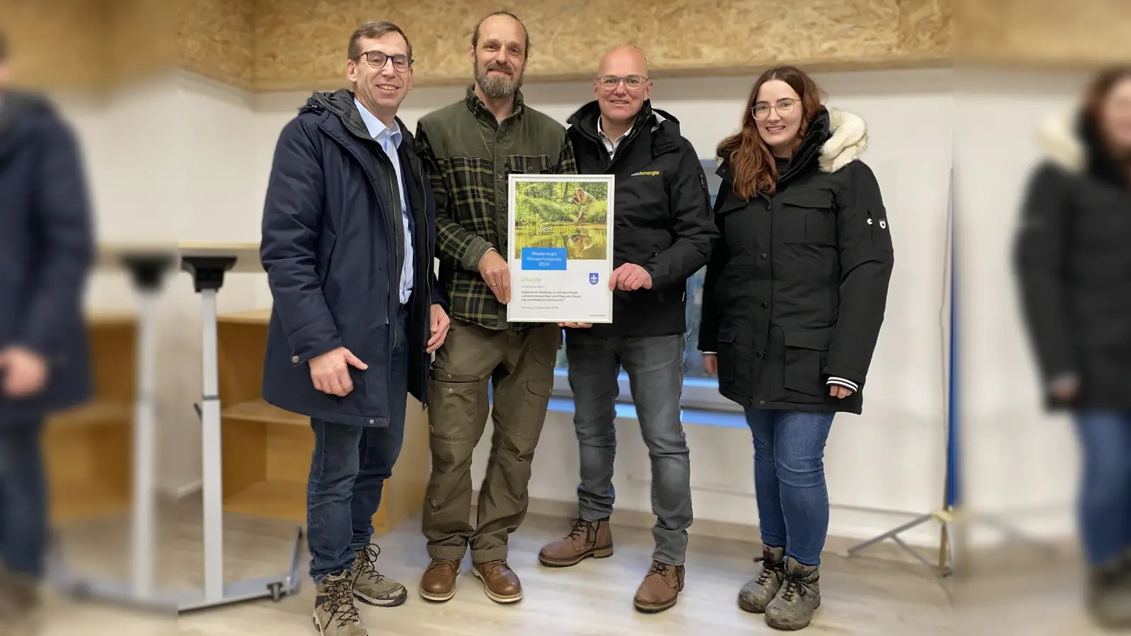 Für jahrzehntelange Hege und Pflege der Diemel wurde der Anglerverein Warburg e.V. mit dem ersten Platz ausgezeichnet: Ruben Emme (zweiter von links:1. Vorsitzender Anglerverein Warburg e.V.) nimmt die Urkunde von Westenergie-Kommunalmanager Thorsten Hildebrandt (zweiter von rechts), Bürgermeister Tobias Scherf (links) und der Klimaschutzbeauftragte Stefanie Hüser-Dierckes entgegen.  (Foto: Stadt Warburg )