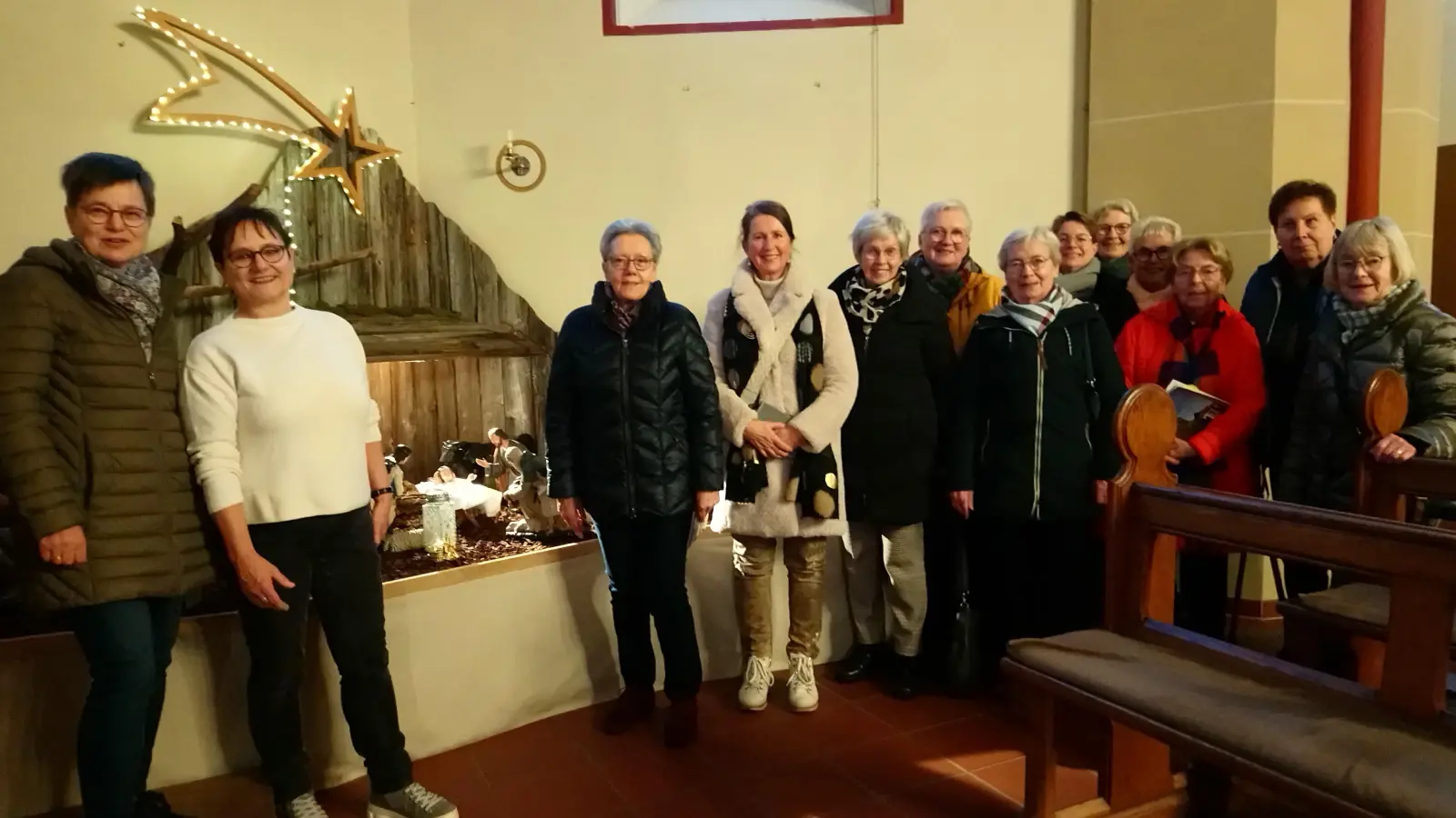 Die Kirche St. Martinus in Reelsen war die erste Station der Krippen-Rundreise für Maria Lübeck (links) aus Reelsen, Mechthild Bange (2. von links) und die Teilnehmer der Krippen-Wanderung. (Foto: Doris Dietrich)