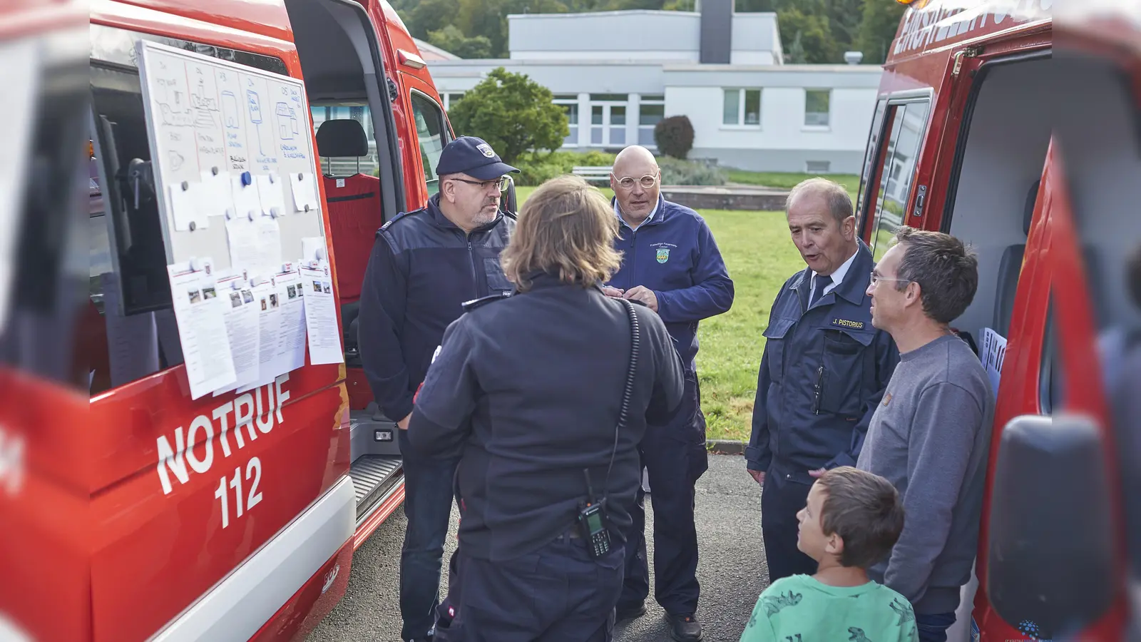 Aktive von Feuerwehren und Rettungsdiensten stellten sich den Herausforderungen in simulierten Einsatzlagen. Insbesondere die Zusammenarbeit der unterschiedlichen Akteure wurde dabei geübt. (Foto: Stefan Bönning)