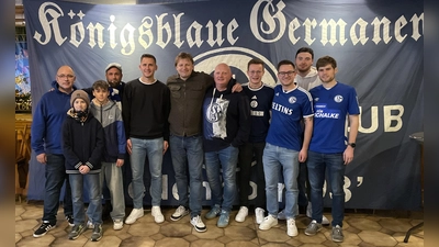 Schalke-Sportdirektor Youri Mulder (m.) und S04-Kicker Paul Seguin besuchten einen Schalke-Fanklub in Bredenborn (Kreis Höxter). (Foto: Wellbrink)