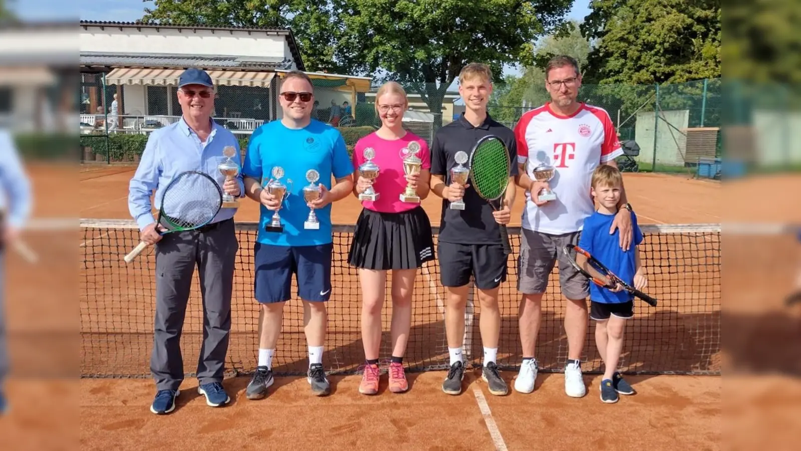 Siegerehrung: (v.l.) Helmut Seydler, Fabia Koch, Pia Grote, Malte Renner, Ludger Schröder mit Sohn Max. Es fehlen Bettina Beckmann und Petra Hachmeyer (Foto: TG Lauenförde Tennissparte)