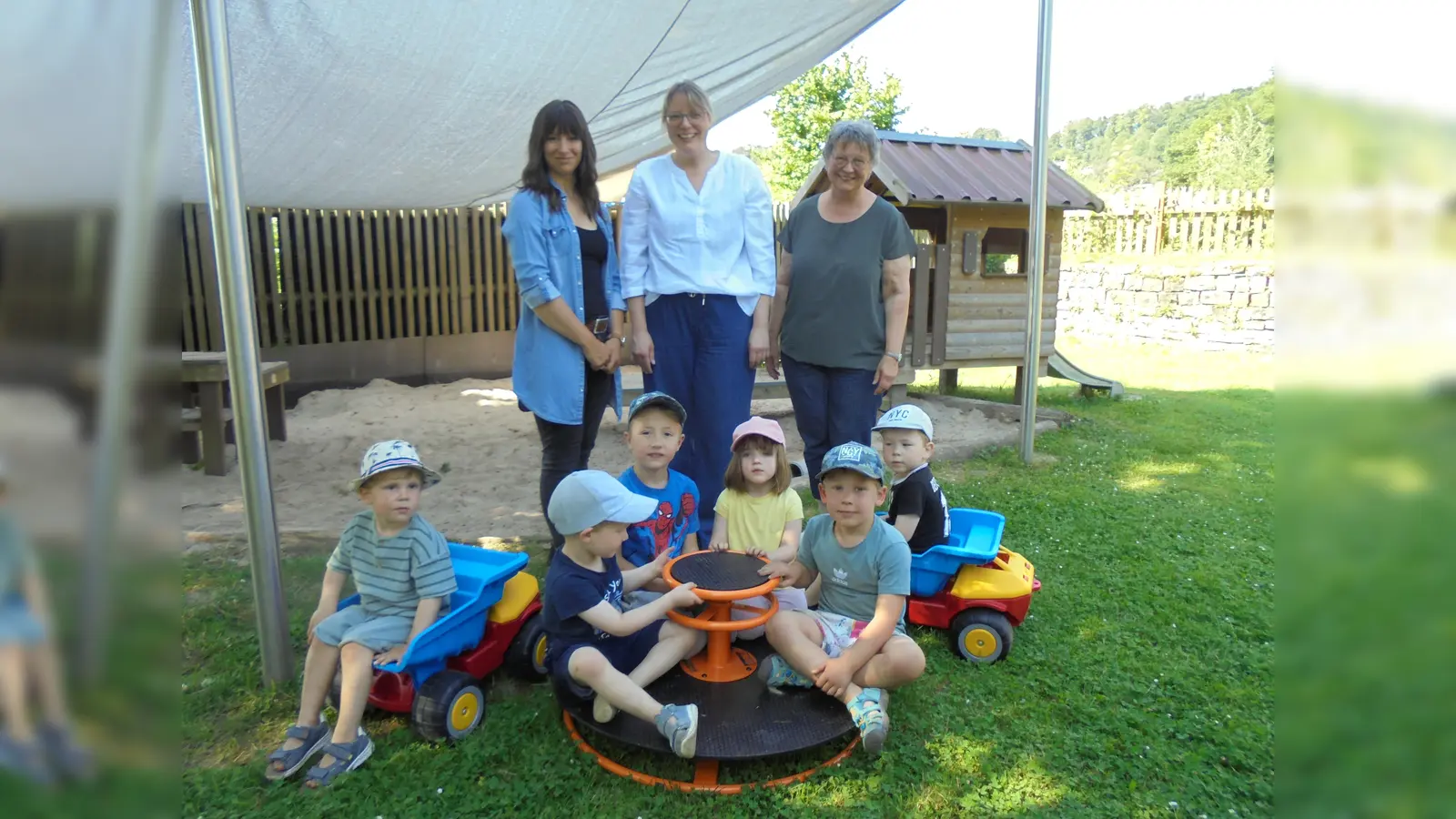 Vanessa Westerwelle, Alexandra Schäfer, Ute Fischer, und Kinder der Bären- und Elefantengruppe.<br> (Foto: privat)