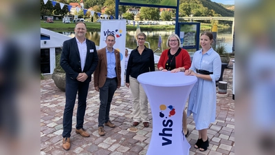 Semesterauftakt in Bad Karlshafen (v.l.): vhs-Verwaltungsleiter Sven Hebestreit, Bürgermeister Marcus Dittrich, Autorin Stephanie Bartsch, Vizelandrätin Silke Engler und die pädagogische vhs-Leiterin Felicia Toor. (Foto: Landkreis Kassel)