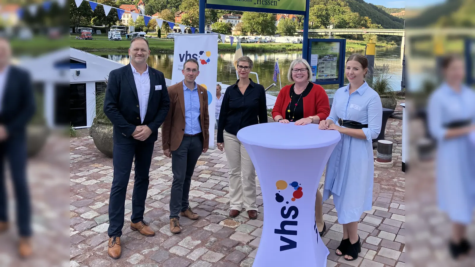 Semesterauftakt in Bad Karlshafen (v.l.): vhs-Verwaltungsleiter Sven Hebestreit, Bürgermeister Marcus Dittrich, Autorin Stephanie Bartsch, Vizelandrätin Silke Engler und die pädagogische vhs-Leiterin Felicia Toor. (Foto: Landkreis Kassel)