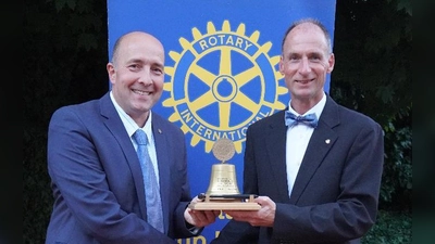Michael Seibert (links) übernimmt die rotarische Glocke Prof. Dr. Burkhard Wrenger. (Foto: privat)