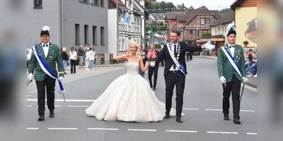 Das Königspaar Judith und Alexander Mikus führte den Festzug an. (Foto: Peter Vössing)