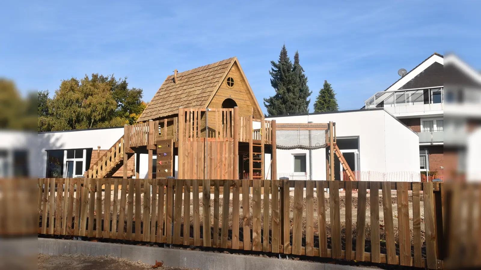 Das Außengelände wird von einer Spiellandschaft mit „Baumhaus” geprägt und wir fertig gestellt, sobald es wieder trocken genug ist.  (Foto: Barbara Siebrecht)