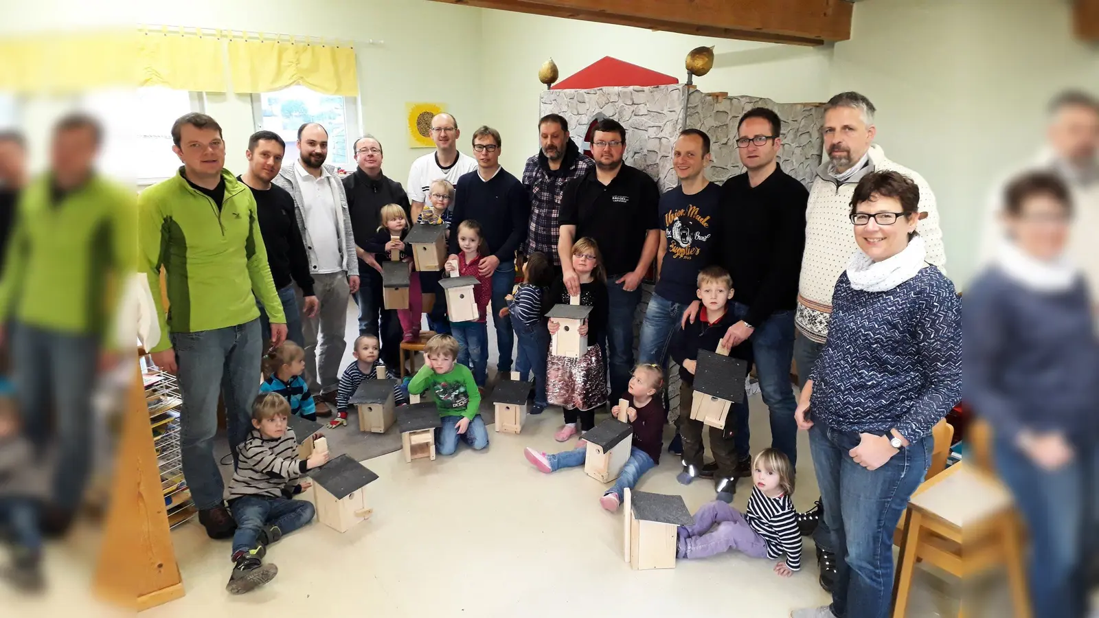 Väter und Kinder beim Kindergartenprojekt „Planen - Bauen - Konstruieren”. (Foto: Foto: privat)