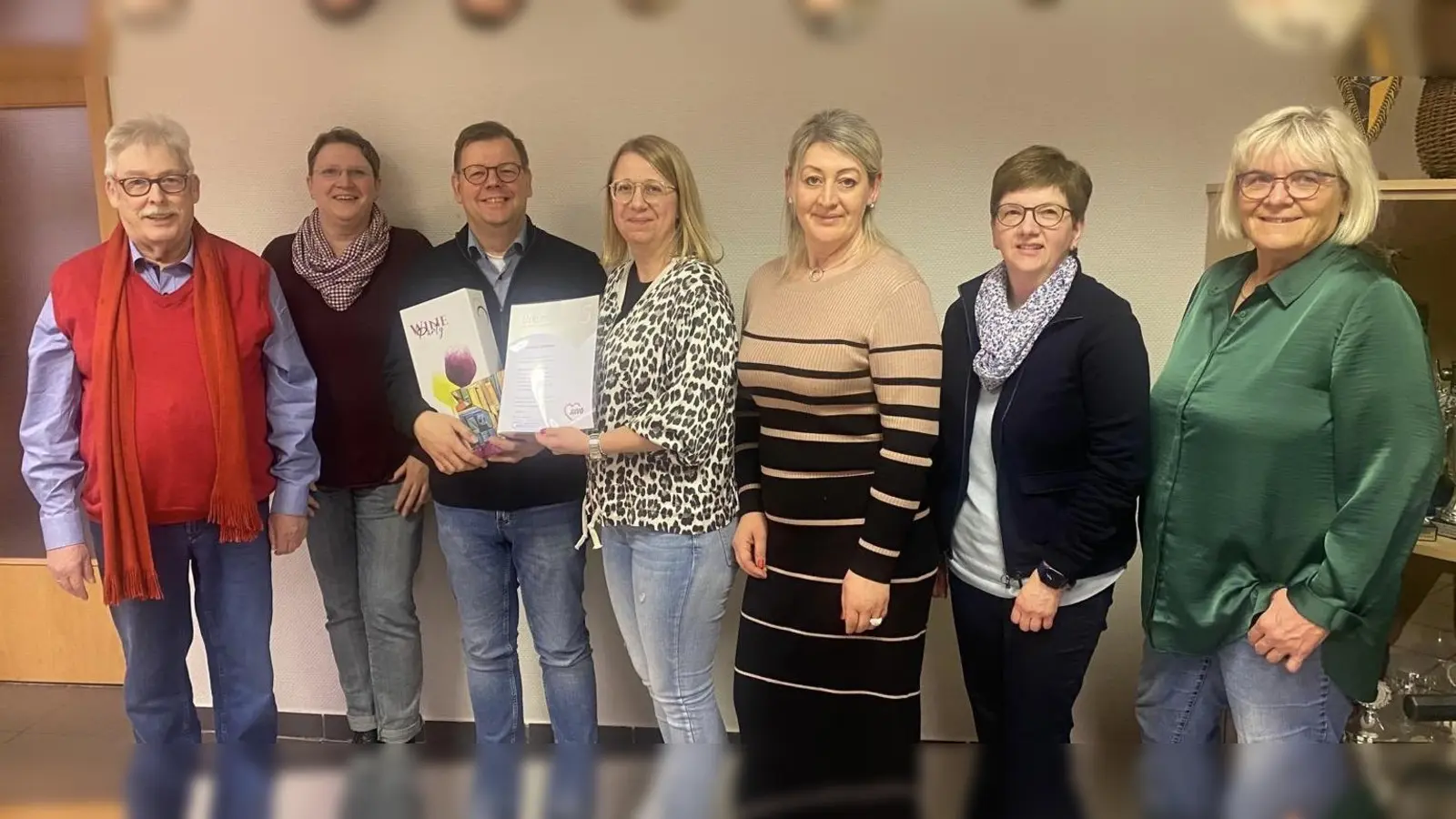 Das Foto zeigt den Präsidiumsvorsitzenden des Kreises Höxter Paul Arens und die Vorstandsvorsitzende Sabine Heikenfeld, den Jubilar Dr. Jürgen Dierkes, die 1. Vorsitzende Carmen Watermeyer-Fels, sowie vom Ortsvereinsvorstand Oksana Foth, Petra Albertsmann und Jutta Kropp. (Foto: privat)