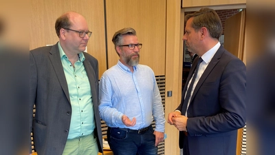 Trafen sich bei der Umweltausschusssitzung: (v.l.) MdL Christian Meyer, Dirk Wilhelm (Vorsitzender der Bürgerinitiative Atomfreies 3-Ländereck), Olaf Lies (Landesumweltminister Niedersachsen). (Foto: Atomfreies 3-Ländereck)