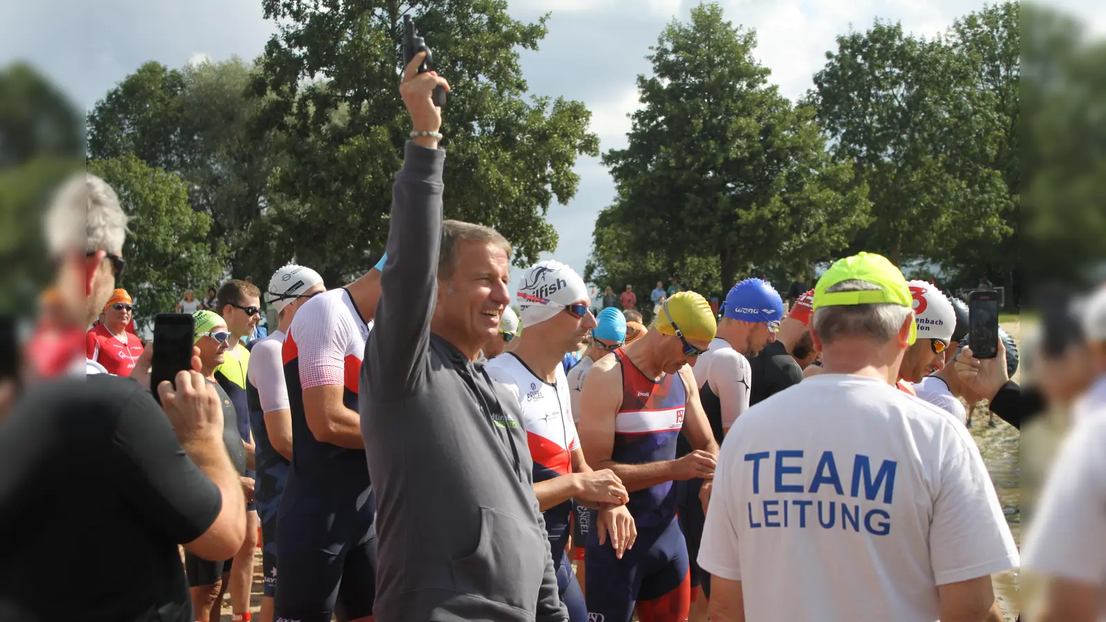 Landrat Michael Stickeln gab den ersten Startschuss beim 5. Weserbergland-Triathlon. (Foto: Jürgen Drüke/Kreis Höxter)