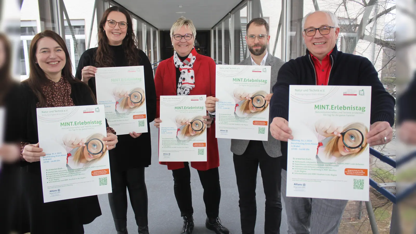 Sie freuen sich über rege Resonanz beim MINT.Erlebnistag: Kreisdirektorin Manuela Kupsch (von links), Juliane Jütten (Geschäftsstellenmitarbeiterin beim Verein Natur und Technik) sowie der Vorstand des Vereins Natur und Technik mit Petra Spier, Nils Dorn und Gerhard Antoni. (Foto: Kreis Höxter)