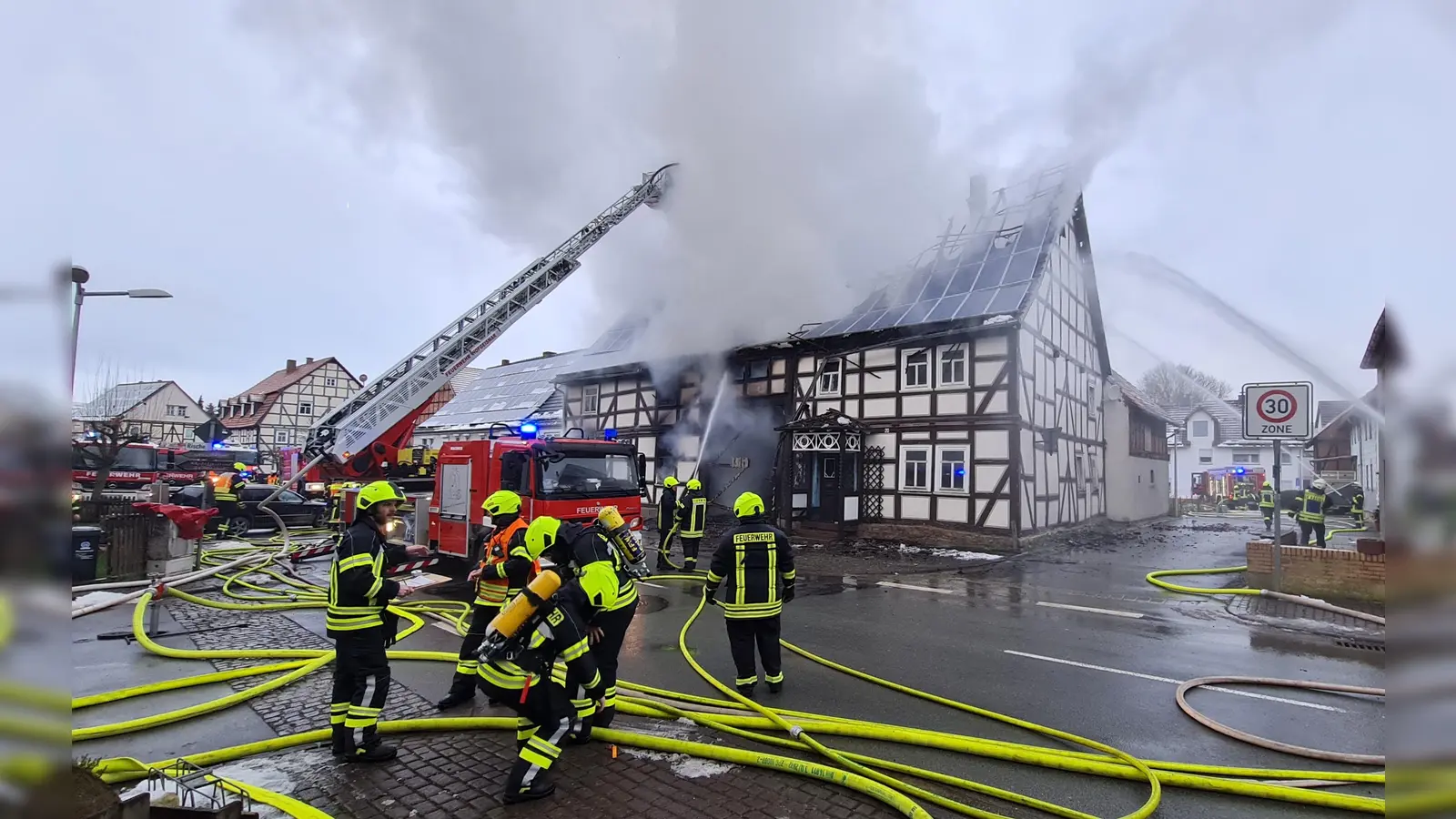 Gebäudebrand in Obermeiser (Foto: Feuerwehr Calden)