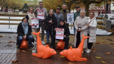 Sehen dem Weihnachtsmarkt freudig entgegen (v.l.): Anja Beineke, Inga Schaper, Bürgermeister Christian Belke, Maritta Ahrend, Kevin Ahrend, Alfred Hoffmann, Matthias Kumlehn, Leo Klingenberg, Jutta Krummacker und Michaela Krummacker.  (Foto: Marc Otto)