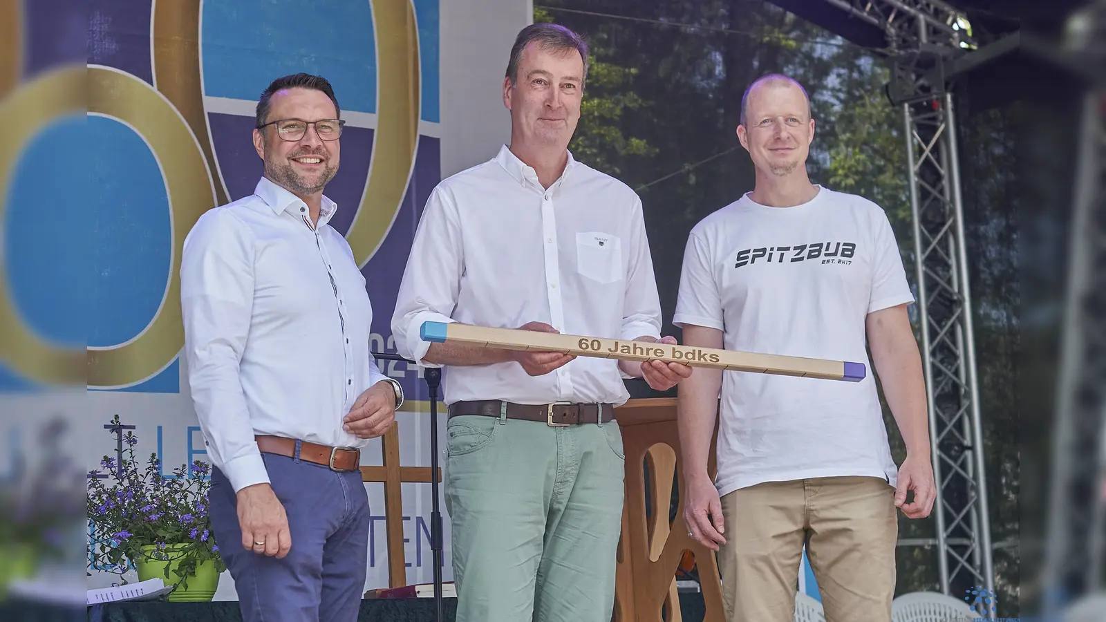 Übergabe des Staffelstabes: Bürgermeister Torben Busse (li.), Prof. Gerrit Jungk (Mitte) und Marc Krug (re.) gaben den Startschuss zum bdks-Staffellauf. Der Staffelstab wandert bis Mitte Oktober durch alle Standorte. (Foto: Stefan Bönning)