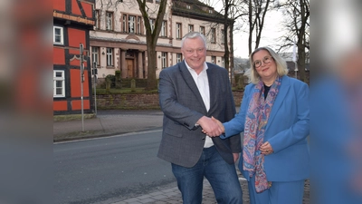 Die neue Frau an der Spitze des Dezernats für Planen und Bauen der Stadt Höxter heißt Julia Gogrewe. Bürgermeister Hartmann freut sich auf die Zusammenarbeit. (Foto: Stadt Höxter)