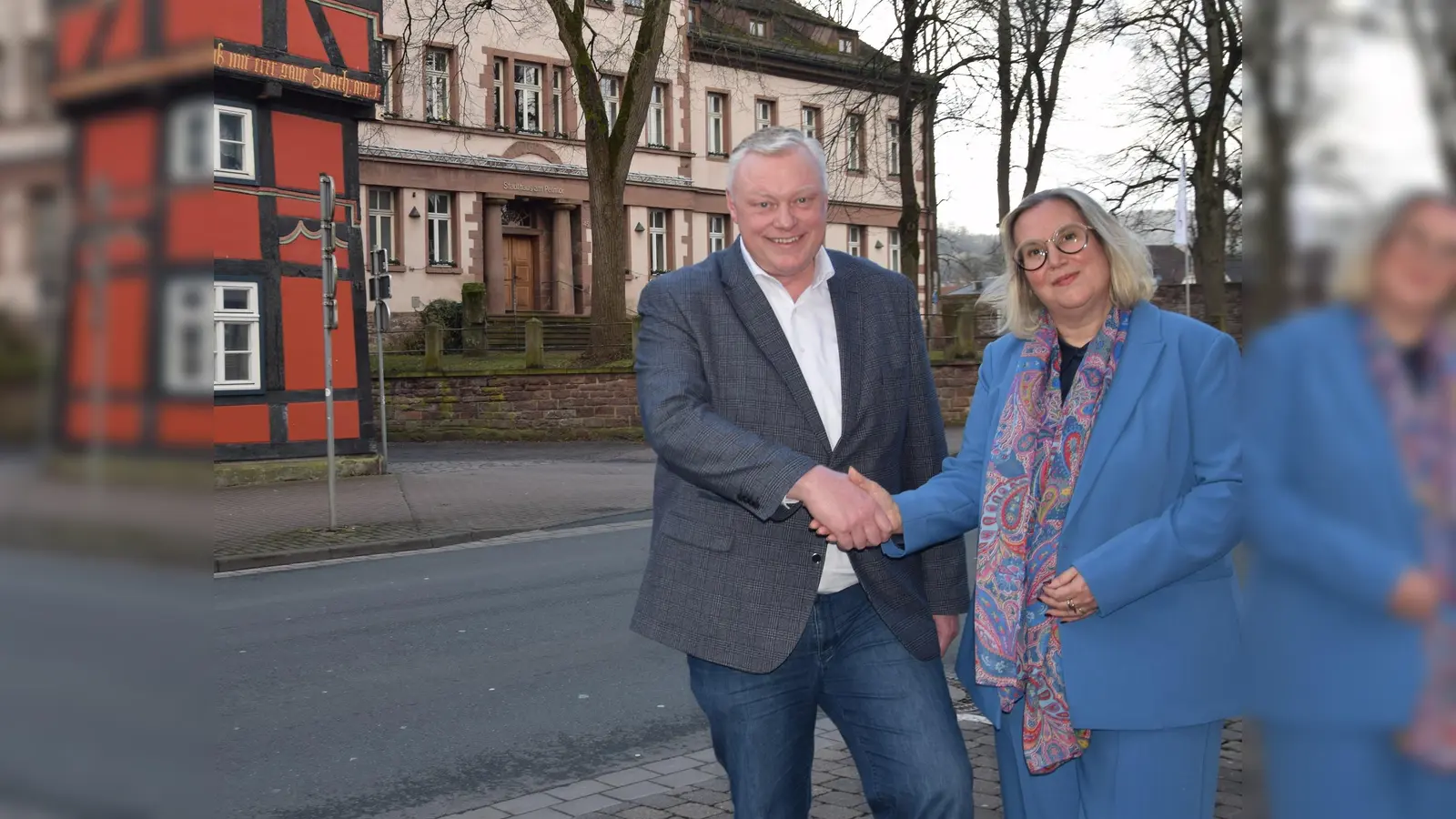 Die neue Frau an der Spitze des Dezernats für Planen und Bauen der Stadt Höxter heißt Julia Gogrewe. Bürgermeister Hartmann freut sich auf die Zusammenarbeit. (Foto: Stadt Höxter)