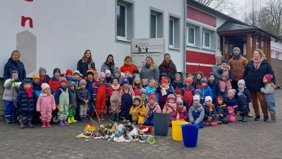 Die ganze Einrichtung machte sich auf den Weg, um Müll im Dorf einzusammeln. Dieser wurde dann vor dem Familienzentrum ausgekippt und in die richtigen Tonnen einsortiert. (Foto: Familienzentrum St. Maria)