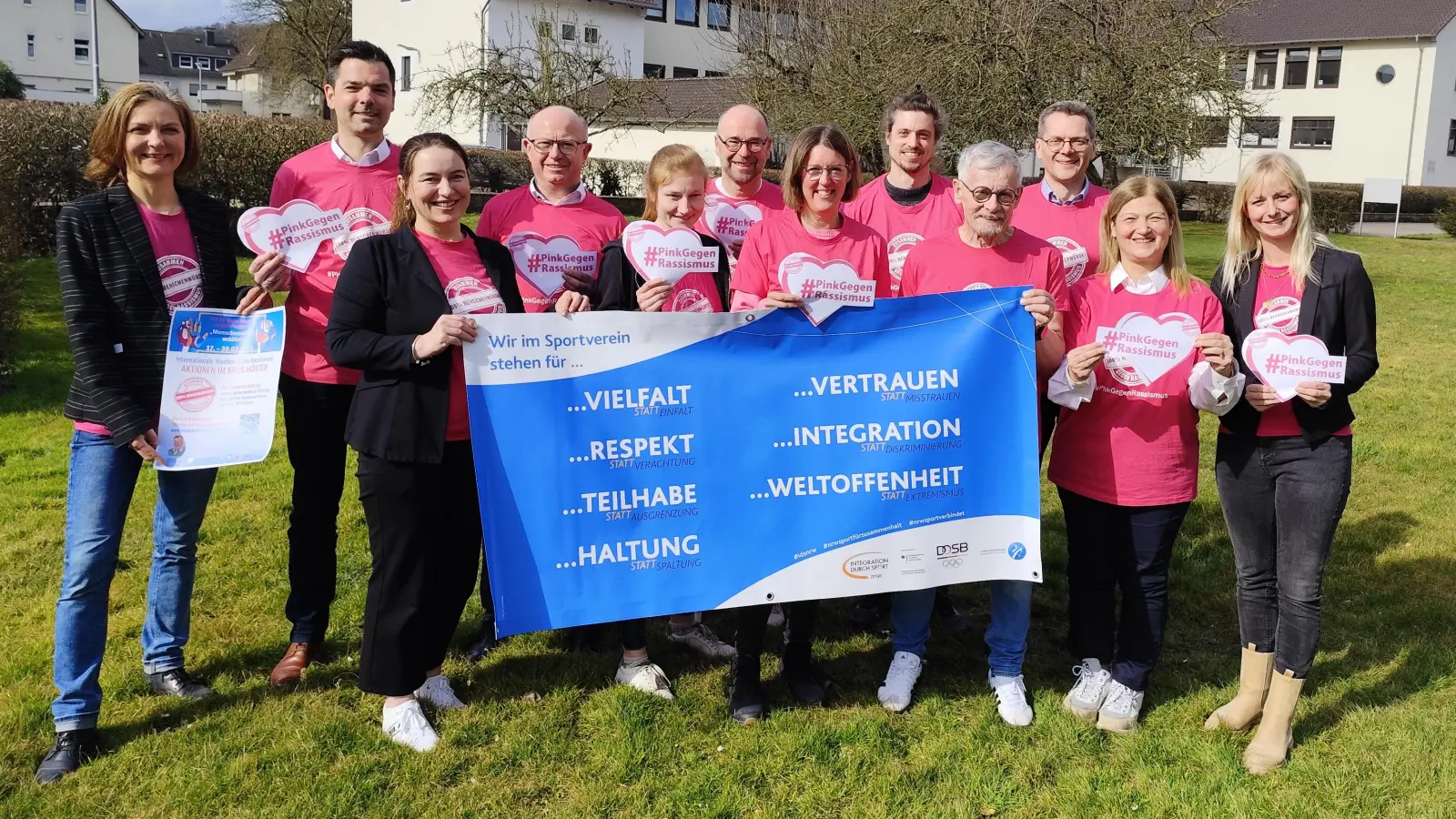 Um Zeichen zu setzen (v.v.l.): Manuela Kupsch (Kreisdirektorin), Anna Ostermann (Vorstand Sportjugend im KSB Höxter) Petra Huppert-Buch (Geschäftsleitung Sportjugend) Reiner Stuhldreyer (1. Vorsitzender KSB Höxter) Filiz Elüstü, Sarah Mönnekes (beide Kommunales Integrationszentrum), (h.v.l.) Agnieszka Weisser (Kommunales Integrationszentrum), Thomas Albers (Vereinigte Volksbank), Martin Dirkes (Sparkasse Höxter), Michael Werner (stellv. Vorsitzender KSB HX), Arne Tegtmeyer (Fachkraft Integration durch Sport KSB HX) Michael Meier (Volksbank Höxter). (Foto: privat)