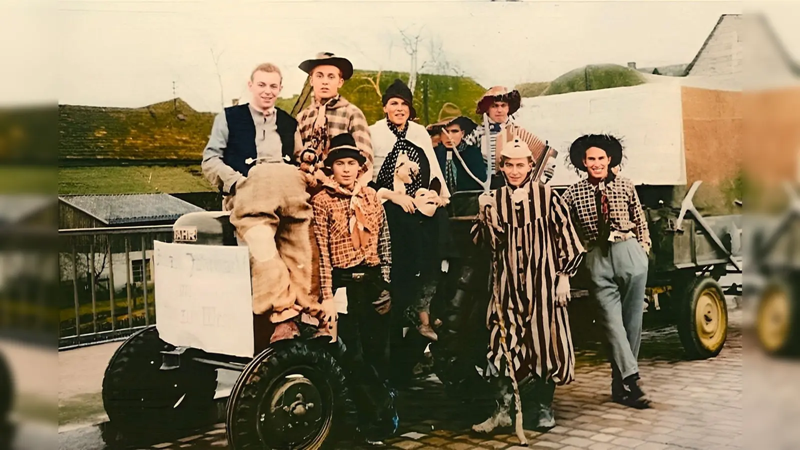 Die Lauenförder Jahrmarktburschen vor 70 Jahren.  (Foto: Archiv Heimatverein Lauenförde )