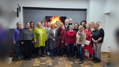 13 Ehrenamtliche haben die Qualifikation zum Hospizbegleiter erfolgreich abgeschlossen (v.l.): Hospizkoordinatorin Silke Antemann, Natalie Wildt, Elisabeth Welling, Sylvia Müller, Diana Schöttler, Ann-Christin Austen-Sonst, Claudia Kordisch, Natalia Stebner, Nadine Reiß, Bruno Gersthahn, Dr. Bernward Menge, Mechthild Heuke-Brösch, Nicole Kirchhoff, Marie-Luise Bittger, Musikant Heiko Grosche, Kontakt-Clownin Hildegard Ebe, Alicja Bönning und Silvia Drüke, beide Hospizkoordinatorinnen. (Foto: KHWE)