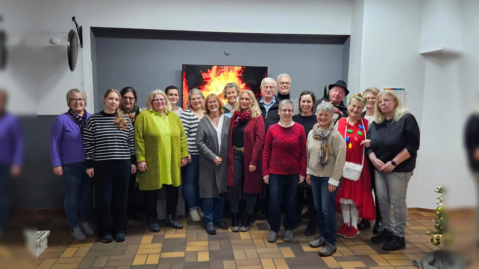 13 Ehrenamtliche haben die Qualifikation zum Hospizbegleiter erfolgreich abgeschlossen (v.l.): Hospizkoordinatorin Silke Antemann, Natalie Wildt, Elisabeth Welling, Sylvia Müller, Diana Schöttler, Ann-Christin Austen-Sonst, Claudia Kordisch, Natalia Stebner, Nadine Reiß, Bruno Gersthahn, Dr. Bernward Menge, Mechthild Heuke-Brösch, Nicole Kirchhoff, Marie-Luise Bittger, Musikant Heiko Grosche, Kontakt-Clownin Hildegard Ebe, Alicja Bönning und Silvia Drüke, beide Hospizkoordinatorinnen. (Foto: KHWE)