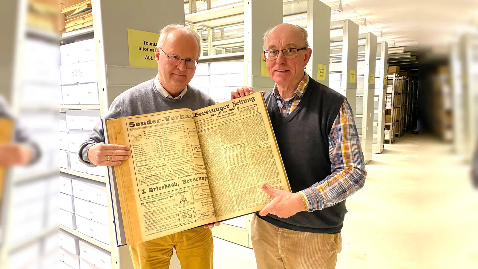 Bürgermeister Hubertus Grimm(links) und Stadtheimatpfleger Christoph Reichardt präsentieren im Stadtarchiv die Beverunger Zeitung. (Foto:  privat)