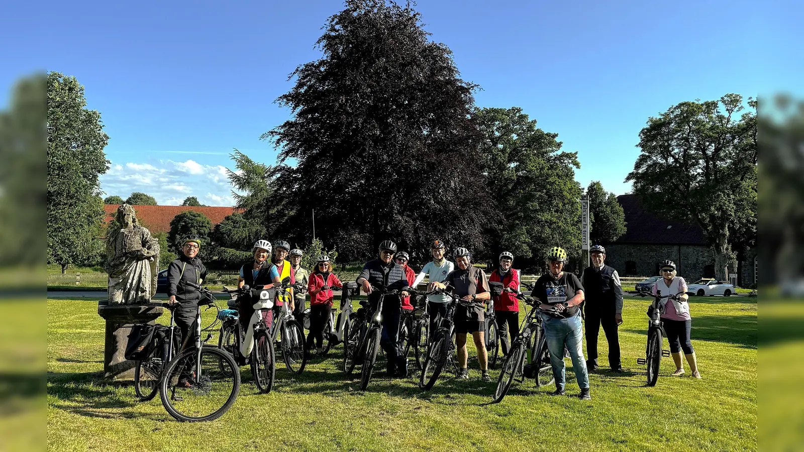 Gemeinsam mit Stefanie Hüser, Klimaschutzbeauftragte der Hansestadt Warburg, und Jan Kolditz, Mobilitätsbeauftragter der Hansestadt Warburg, haben sich Teilnehmerinnen und Teilnehmer im Rahmen der Aktion auf eine gemeinsame Radtour von Warburg über den Diemelradweg nach Hardehausen begeben. (Foto: Stadt Warburg)