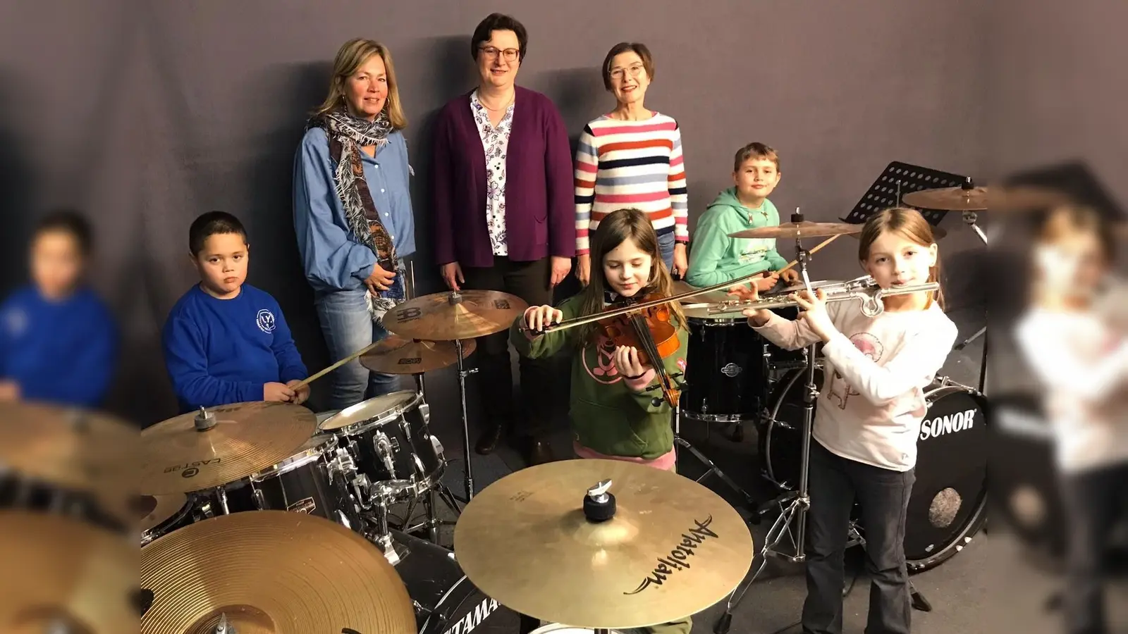 Musikschule Höxter, die PETRIschule und der PETRIganztag freuen sich auf das neue musikalische Schuljahr (vorn v.r.) Emma und Johanna, (hinten v.r.) Nils, Margit Streicher-Bönnighausen (PETRIschule), Klaudia Knapp (Musikschule), Gabi Schubring (PETRIganztag) und Ben. (Foto: PETRIganztag/ Stadt Höxter)