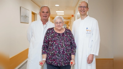 In der Klinik für Orthopädie am St. Vincenz Hospital der KHWE wurde die 1500. Prothese eingesetzt (v.l.): Ärztlicher Direktor Prof. Dr. Rolf Haaker, Brigitte Brinkmeier und Chefarzt Dr. Dragan Jeremic. (Foto: KHWE)