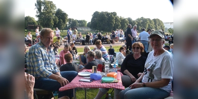 Freundeskreise, Familien oder Kollegenrunden hatten viel Spaß beim Bürgerpicknick auf der Weserscholle.  (Foto: Barbara Siebrecht)