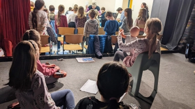 Ein Blick über die Schultern einer Weihnachtsmusicalproduktion. (Foto: Musikschule/Stadt Höxter)