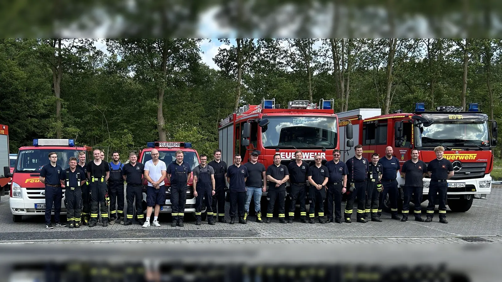 Die Teilnehmer nach den Einsatzübungen vor den Einsatzfahrzeugen  (Foto: privat)