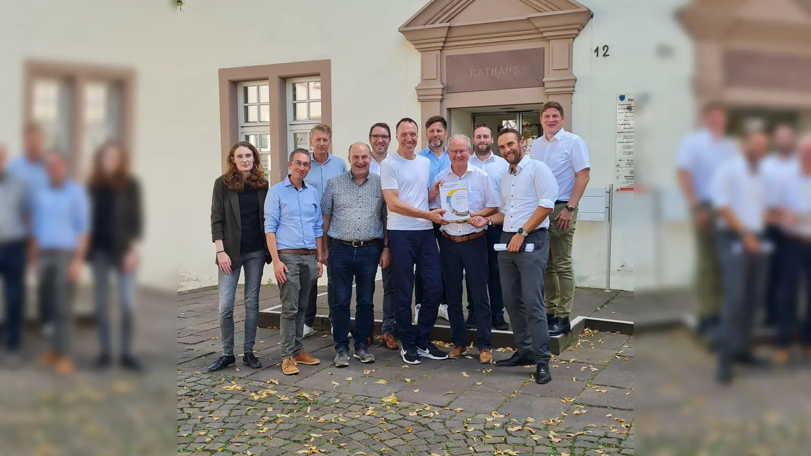 Die Teilnehmenden des Treffens „Region der Mitte“: (v. l.) Alena Friese (Holzminden), Marcus Dittrich (Bad Karlshafen), Markus Finger (Höxter), Torsten Bauer (Uslar), Hendrik Vahle (Volkmarsen), Oliver Sollbach (Region Kassel-Land), Tino Wenkel (Boffzen), Hubertus Grimm (Beverungen), Manuel Zeich (Stadt Trendelburg), Kai Georg Bachmann (Regionalmanagement Nordhessen GmbH), Nicolas Aisch (Borgentreich) (Foto: Stadt Beverungen)