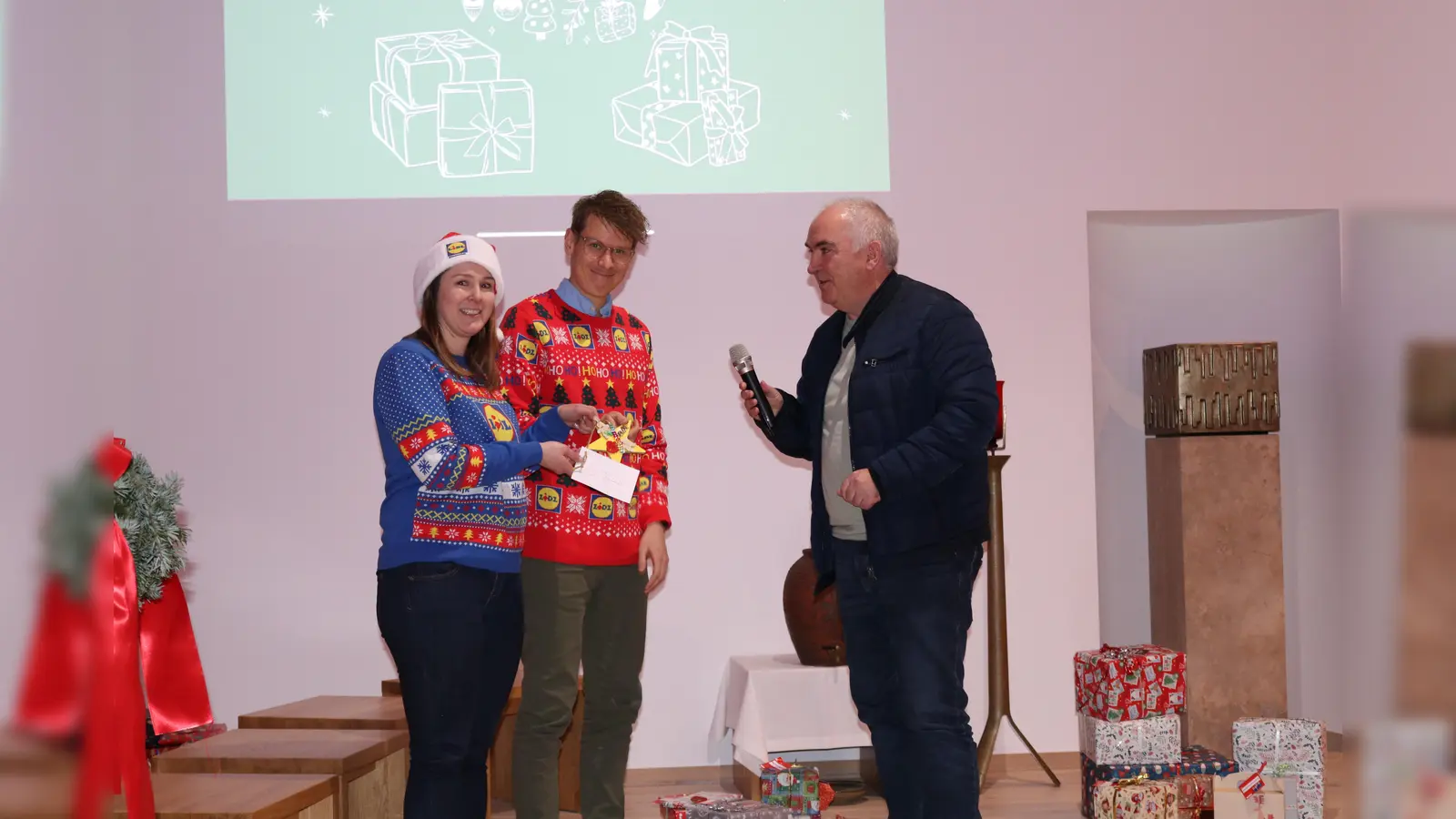 Christoph Ehle, Teamleiter im Fachbereich Kinder und Jugendliche (r.) bedankte sich im Namen aller bei Johanna Abbasian und Florian Bialas von der Lidl Regionalgesellschaft Edermünde.  (Foto: Caritas Wohnen gGmbH)