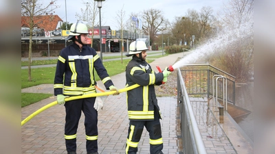 Grundfertigkeiten der Feuerwehrleute wurden gelernt und geübt.  (Foto: M. Bönning)