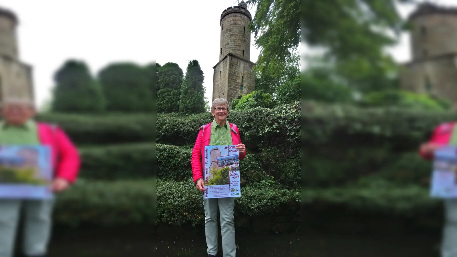 Renate Mügge als Vorsitzende des Heimatvereins Bad Driburg vor dem Kaiser-Karls-Turm im August 2023. (Foto: Doris Dietrich)