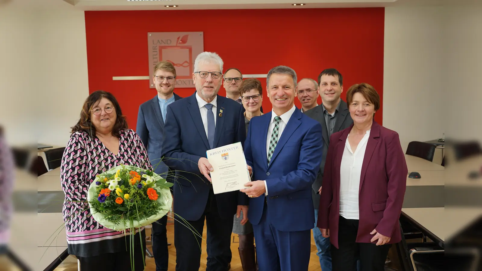 Bei der offiziellen Verabschiedung in den Ruhestand am Freitag im Kreishaus überreichte Landrat Michael Stickeln dem noch bis Ende Februar amtierenden Kreiskämmerer und Leiter des Fachbereichs Verwaltungsinterne Dienste, Gerhard Handermann, die Urkunde zur Anerkennung seiner Verdienste für den Kreis Höxter. Das Bild zeigt (Reihe vorn von links) Martina und Gerhard Handermann, Landrat Michael Stickeln und die künftige Kämmerin Sigrid Wichmann sowie (Reihe hinten von links) die Abteilungsleiter Manuel Pawlik, Daniel Schmereim, Michaela Werner, Andreas Frank und Stefan Menzel. (Foto: Kreis Höxter)