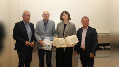 Bürgermeister Norbert Hofnagel, Ortsvorsteher Willi Waldeyer, Ivonne Meyer, Kreisverwaltung Höxter, und Werner Dürdoth, stellv.Landrat. (Foto: privat)