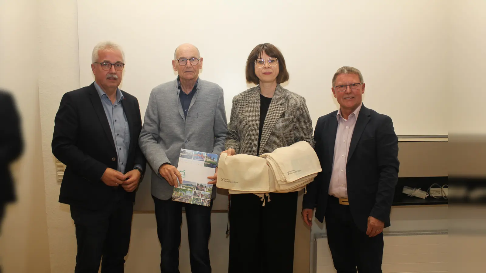 Bürgermeister Norbert Hofnagel, Ortsvorsteher Willi Waldeyer, Ivonne Meyer, Kreisverwaltung Höxter, und Werner Dürdoth, stellv.Landrat. (Foto: privat)