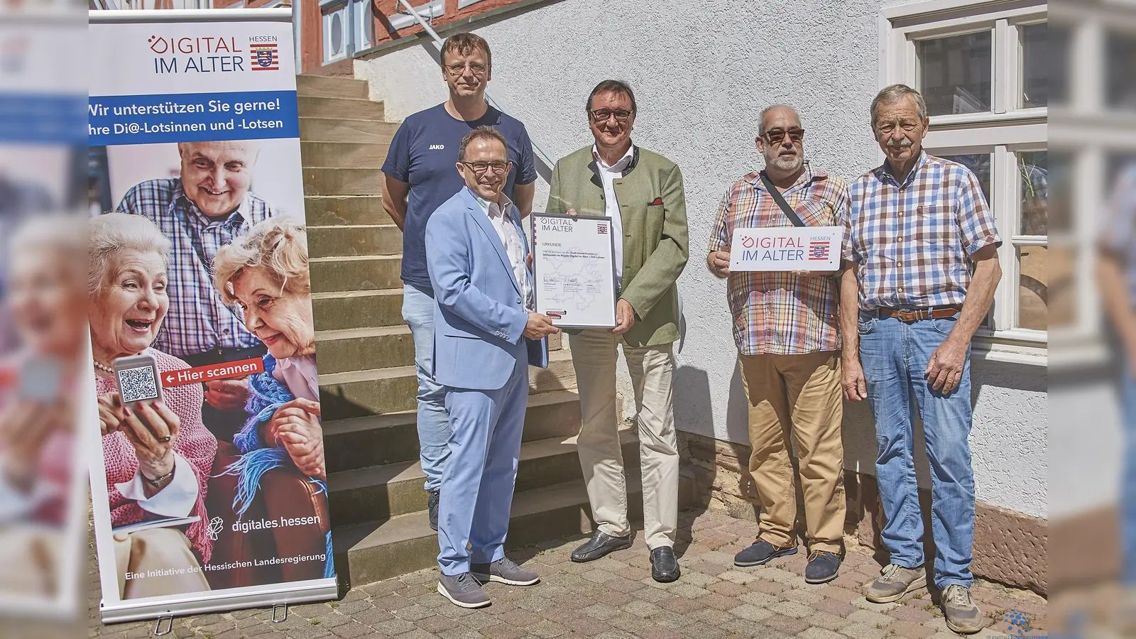 Als erste Stadt im Kreisteil hat Immenhausen jetzt einen Lotsenstützpunkt. Die Urkunde dazu überbrachte Professor Martin Hein (Mitte). Mit im Bild sind (v.l.) Dirk Reinhardt, Bürgermeister Lars Obermann und die Di@-Lotsen Carsten Schulz und Herbert Rössel. (Foto: Stefan Bönning)