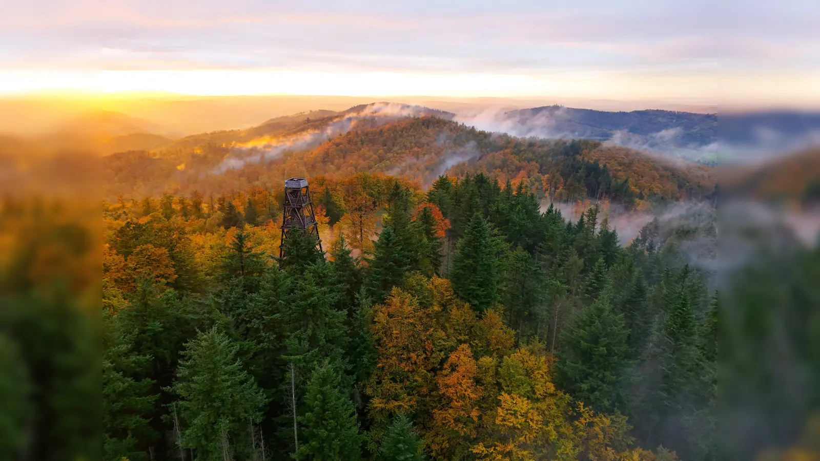 Blick auf den Ebersnackenturm im Herbst (Foto: Marc Sprödefeld)