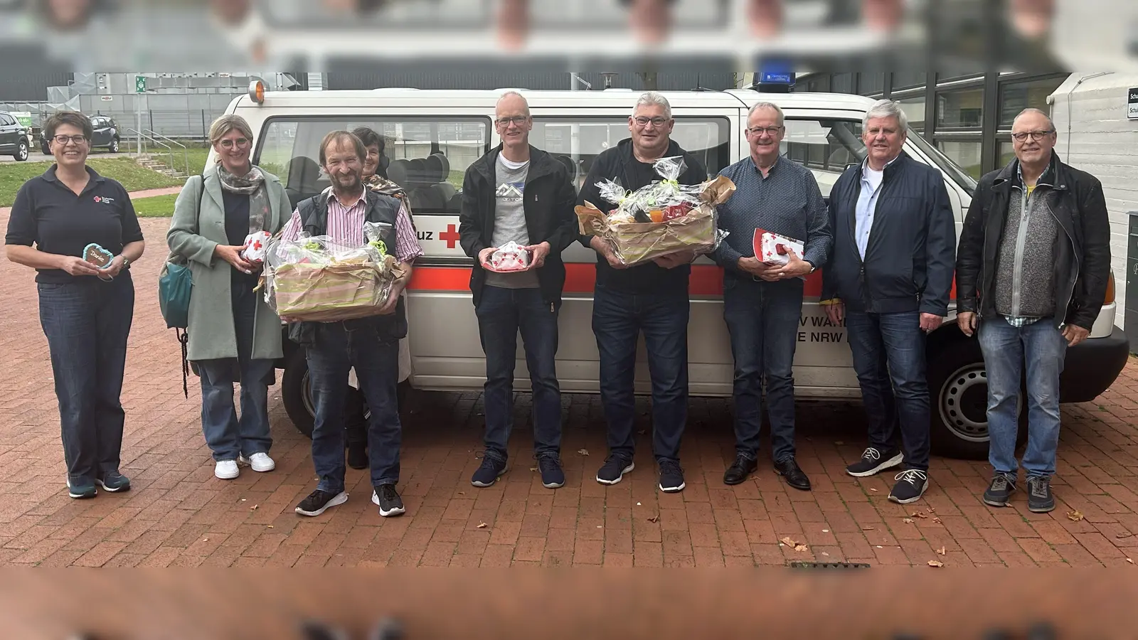 (v.l.) Annemarie Papenkordt, Annika Klenke, Elke Schmitz, Werner Bassani, Walter Strathaus, Heinz-Jürgen Scholz, Mario Rose, Peter Jürgen Lund, Günter Kohaupt. (Foto: DRK)