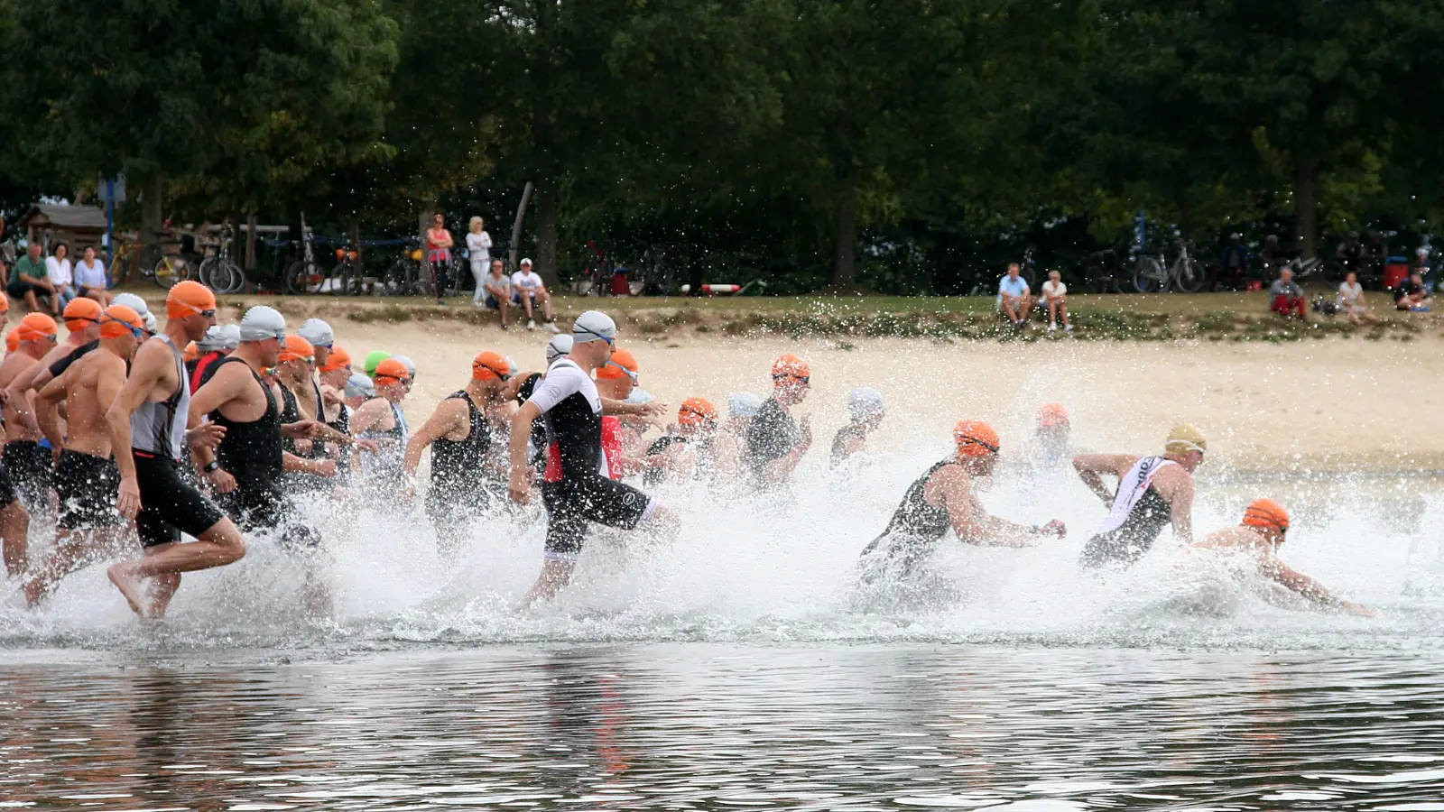 Die Männer werden beim Weserbergland-Triathlon den Auftakt machen und um 11 Uhr in den Godelheimer Freizeitsee starten. 700 Meter Schwimmen sind angesagt. (Foto: Christian Thomalla/Kreis Höxter)