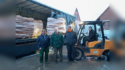 (V.l.) Ottmar Rudert und Günter Rüddenklau mit Matthias Bott und Raphael Amel beim Verladen von Kartoffeln. Schon Ende März soll ein weiterer LKW mit Hilfsgütern und Kartoffeln in die Ukraine starten. (Foto: privat/Rudert)